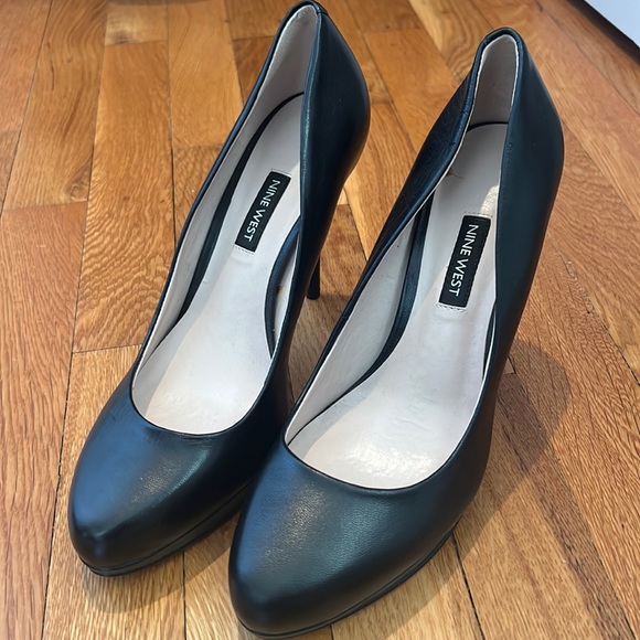 Nine West Women's KRISTAL Leather Dress Pump - Picture 1 of 3